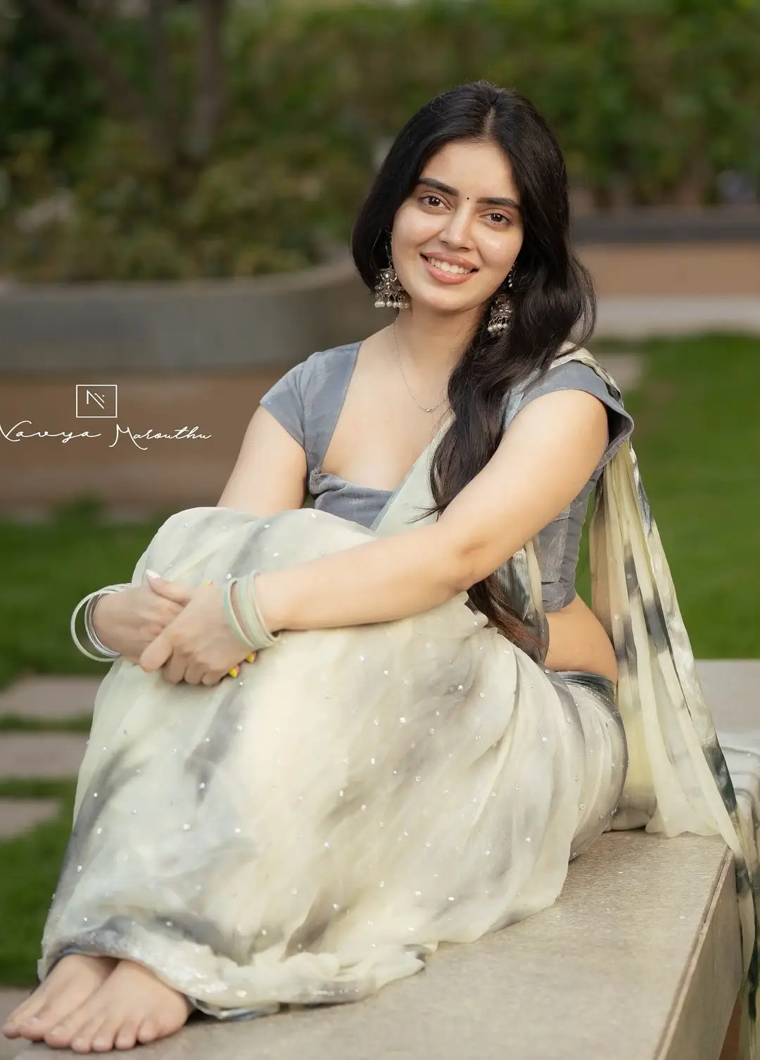 NAVYA MAROUTHU WEARING WHITE SAREE SLEEVELESS BLACK BLOUSE